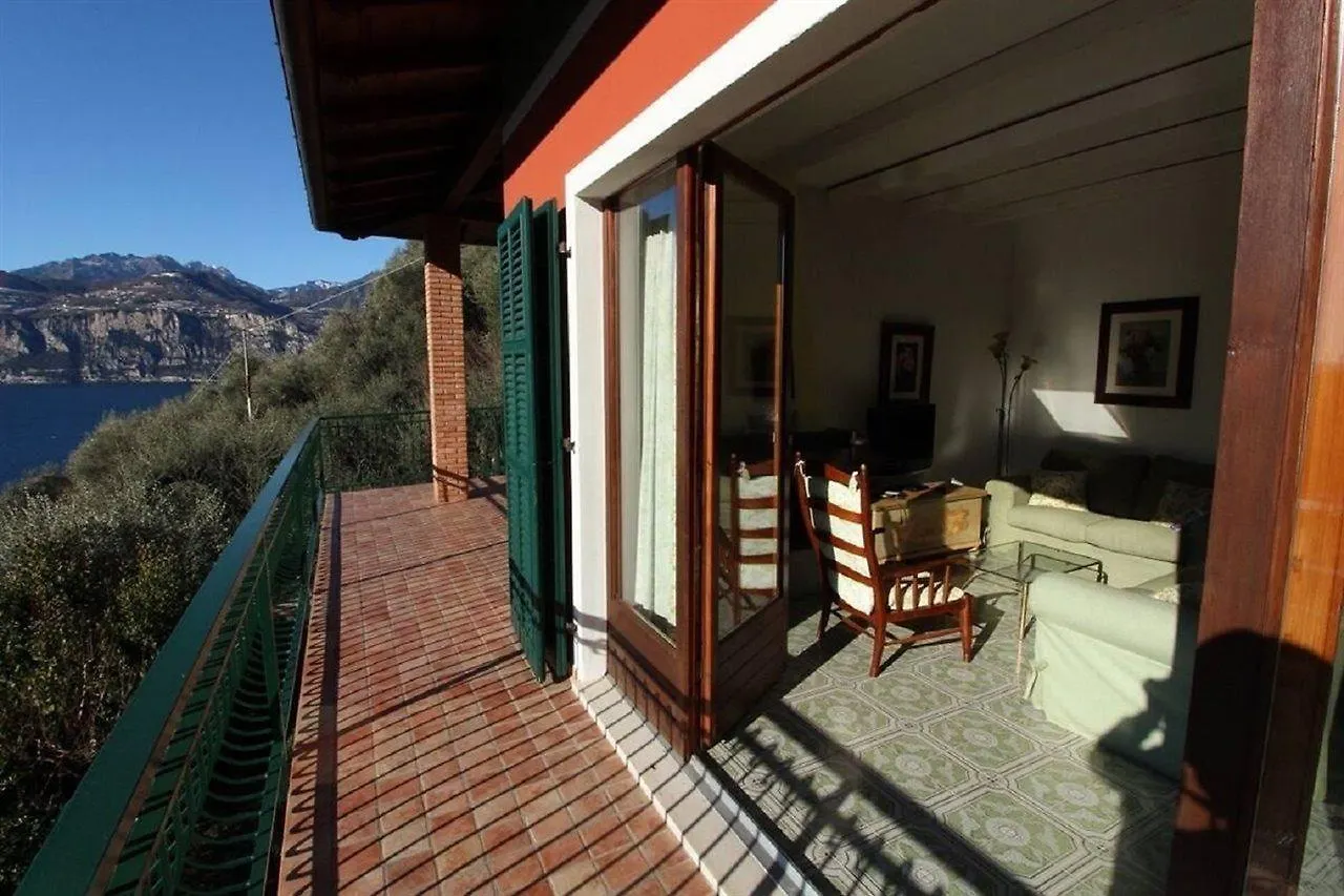 Апартаменты Villa With Pool And Beautiful Lake View Мальчезине